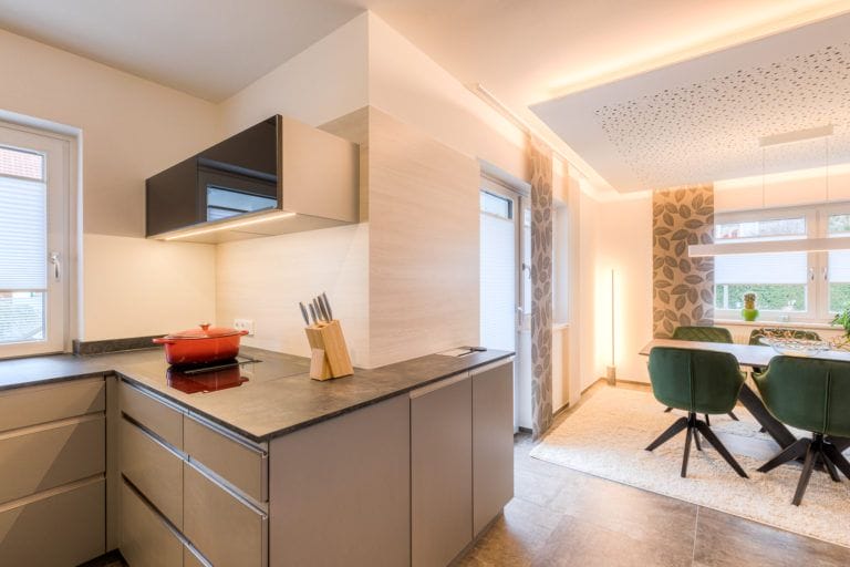 Weiterführung der Arbeitsplatten, um Küche und Esszimmer zu verbinden.