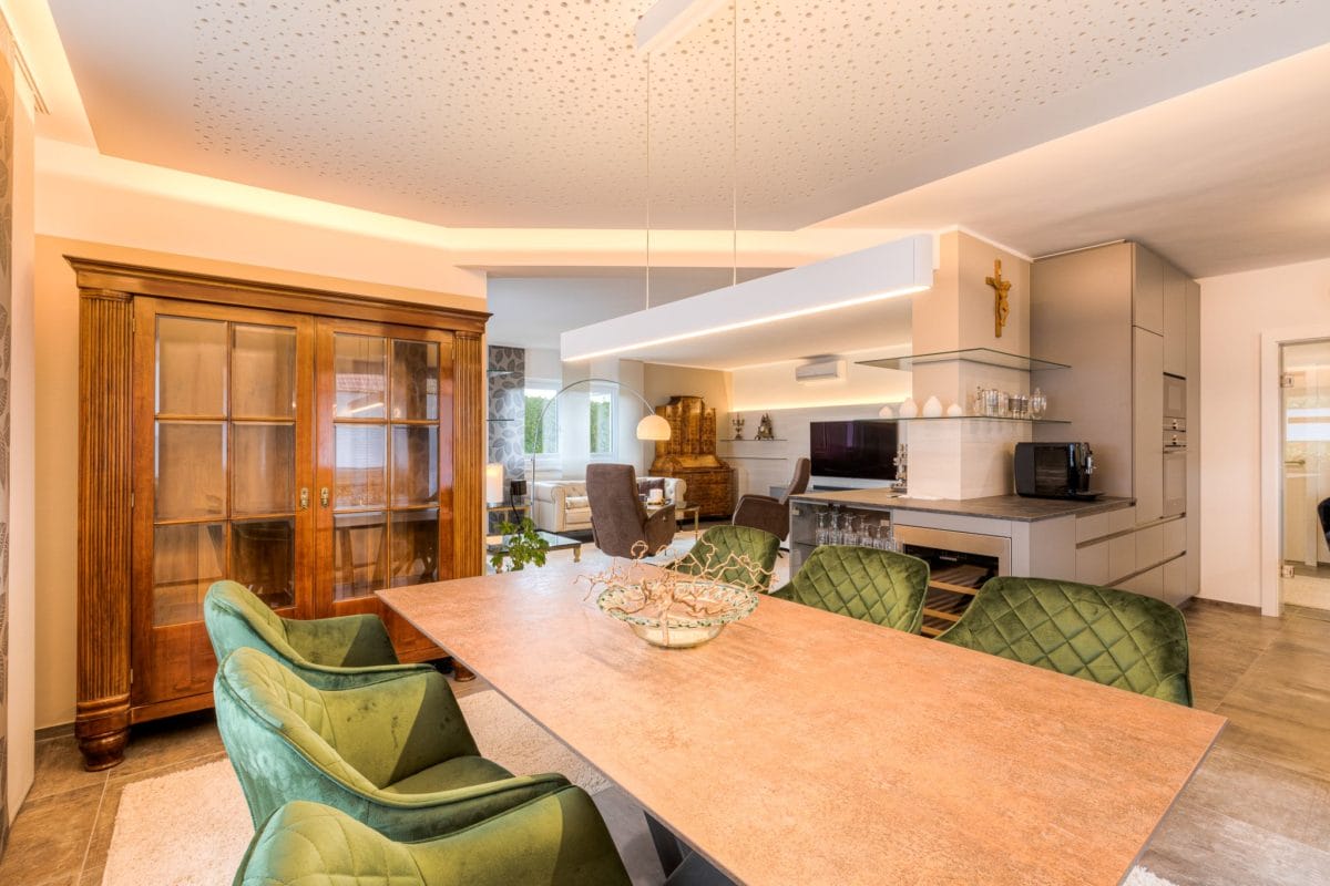 Essbereich mit Blick ins Wohnzimmer