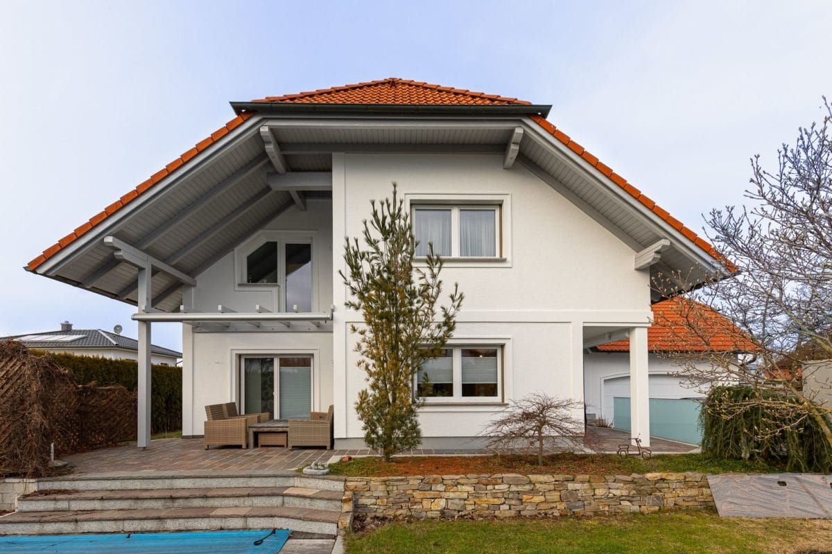 Neue Fassade des 20 Jahre alten Hauses