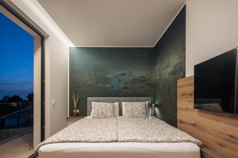 Schlafzimmer mit Wandbespannung mit Stoff