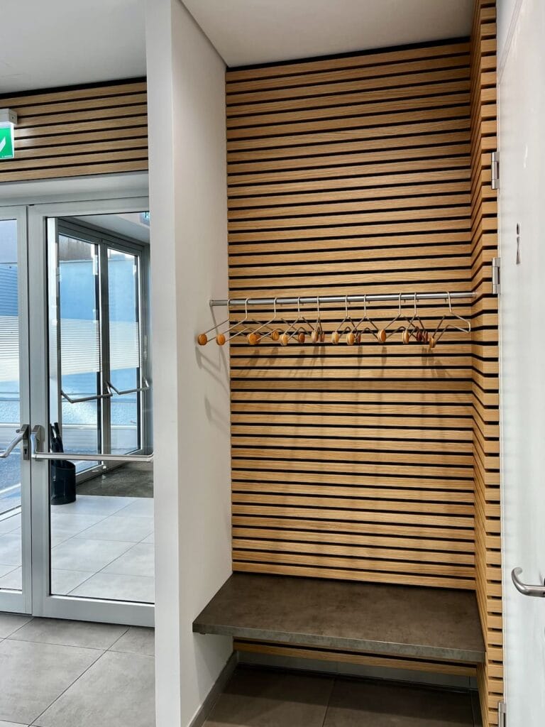 Garderobe im Hauptgebäude von AluKönigStahl