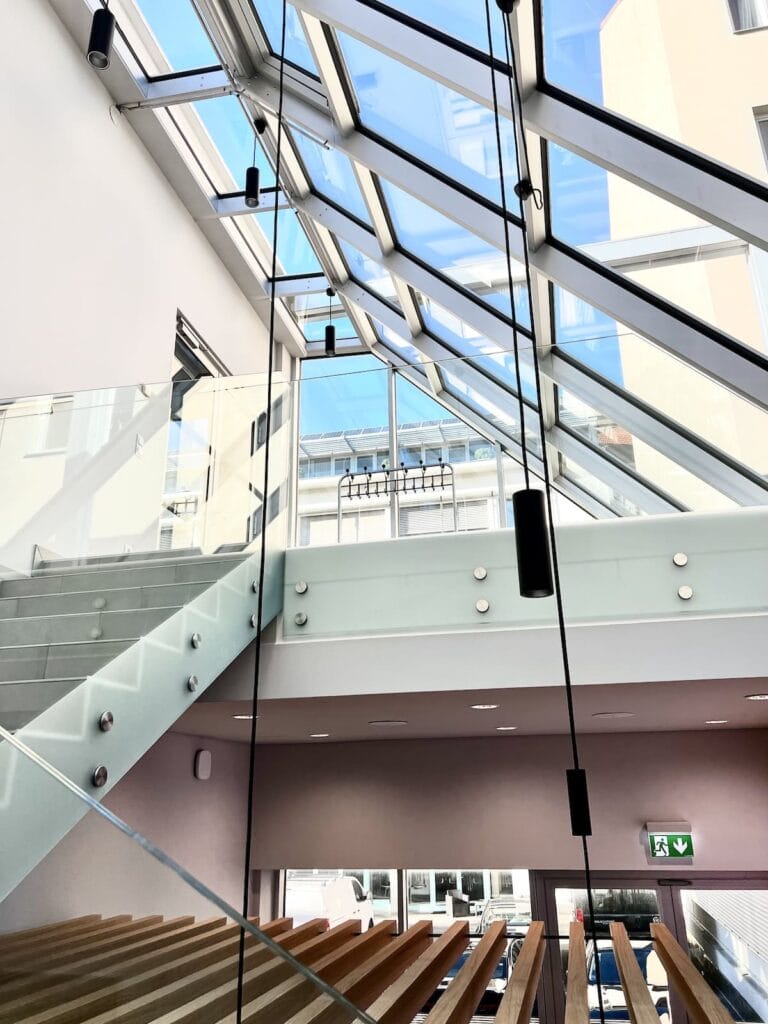 Glasdach zum 1. Stock im Nebengebäude