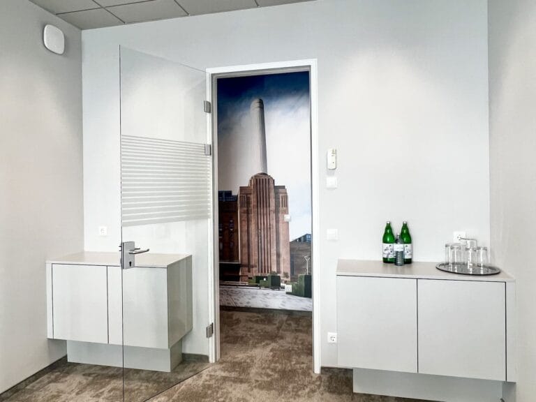 Besprechungsraum "Tür" bei AluKönigStahl