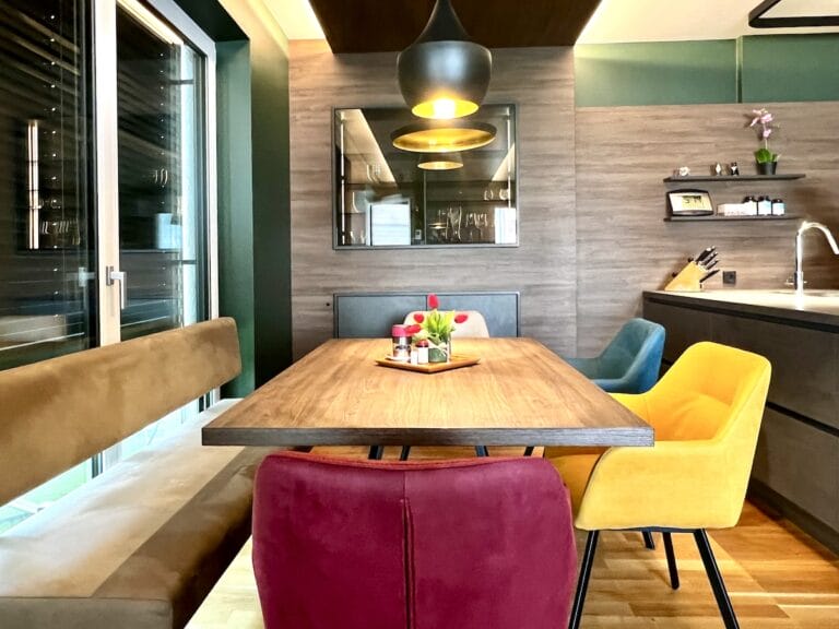 Essbereich und eingelassenes Wandregal mit Glastüren