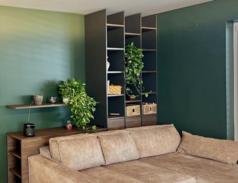 Sitzecke und offene Bücherregale