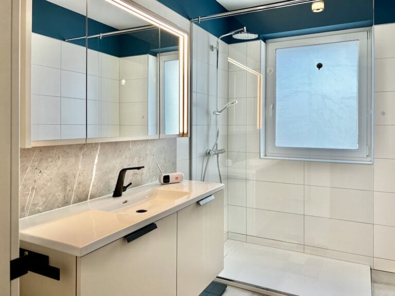 Badezimmer mit Dusche und Waschtisch