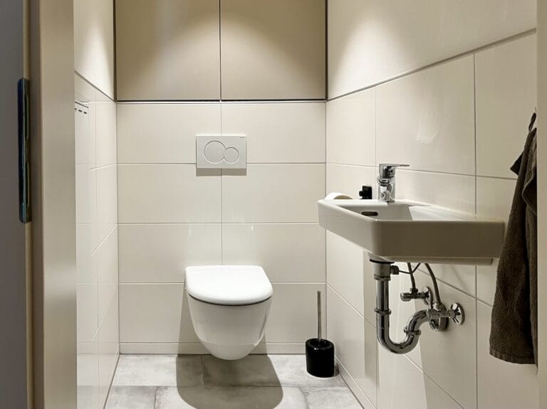 Schrankeinbau über Toilette