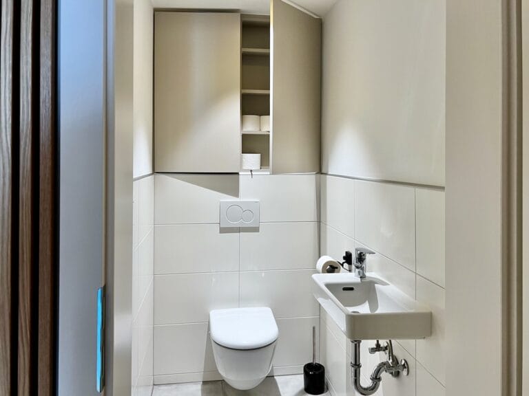 Schrankwandregal Einbau über Toilette