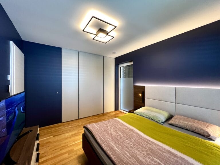 Betteinbau vor blauer Wand