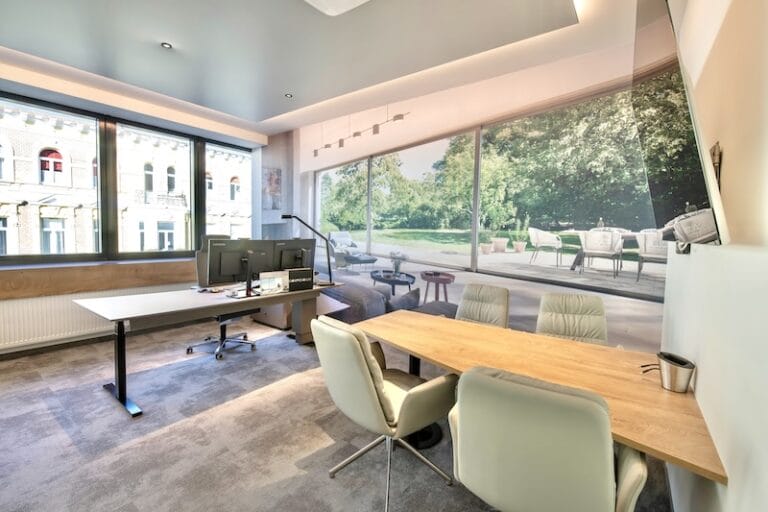 AluKönigStahl Chefbüro mit Fototapete und großem Besprechungstisch