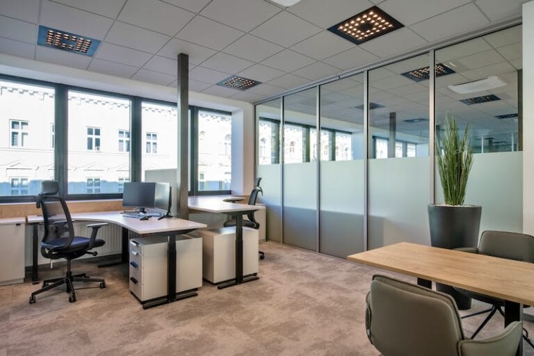 AluKönigStahl modernes Großraumbüro mit Glastrennwänden und Besprechungstisch