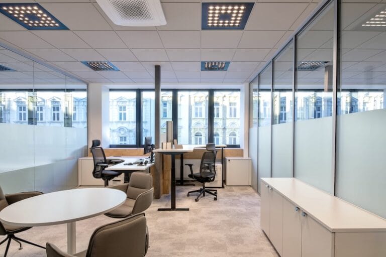 AluKönigStahl neue, helle Büroräume mit Glastrennwänden