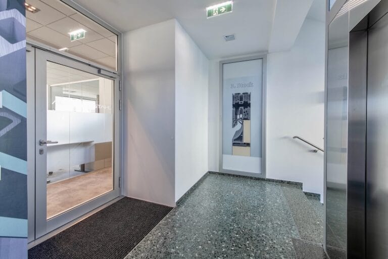 Bürozugang im Obergeschoß von AluKönigStahl