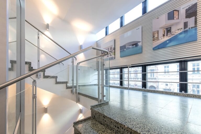 Modernisierter Treppenaufgang der Fa. AluKönigStahl, Wien