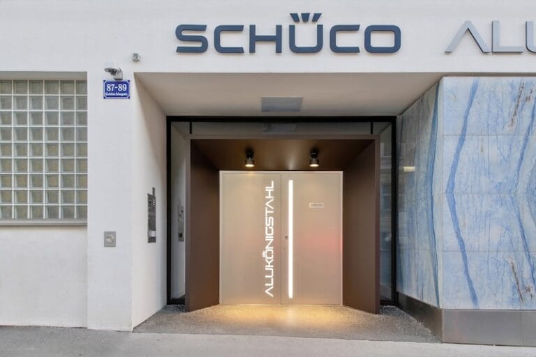 Eingang zu Firmengebäude von AluKönigStahl in Wien