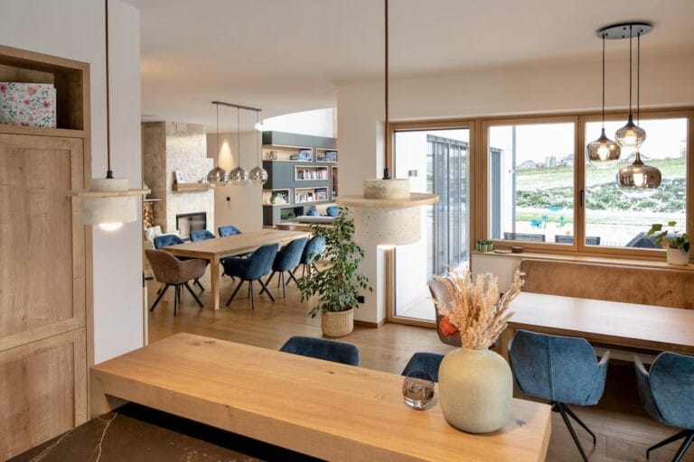 Blick von Küchenbar ins Esszimmer