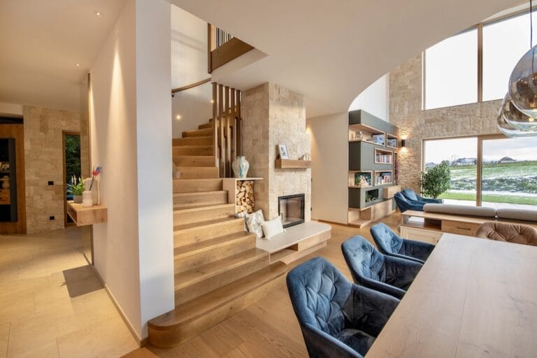 Kamin im amerikanischen Landhausstil, Treppenaufgang und Einbauregal