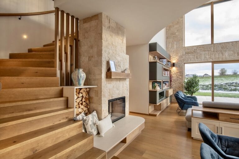 Treppenaufgang zur Galerie und Kamin vorm Esszimmer