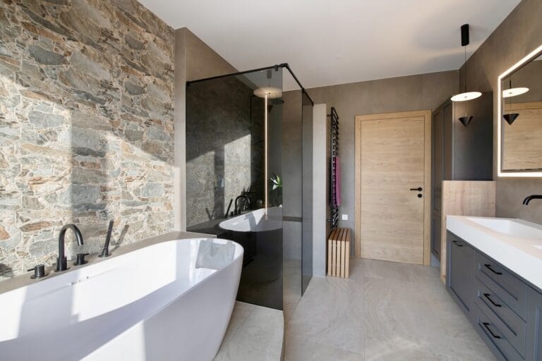 Badezimmeransicht mit hereinfallendem Sonnenlicht