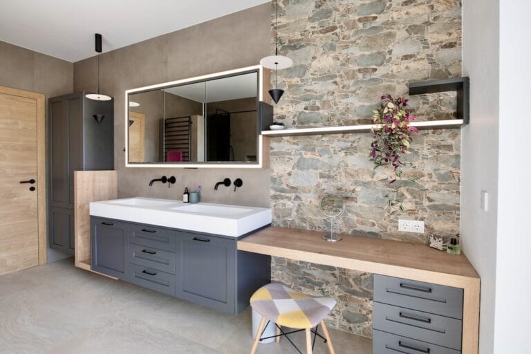 Badezimmer mit Wasch- und Schminktisch