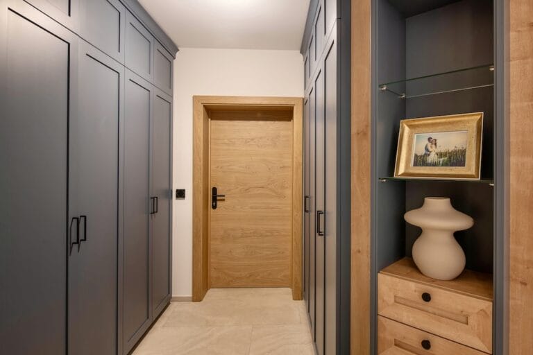 Deckenhohe Schrankeinbauten für genügend Stauraum