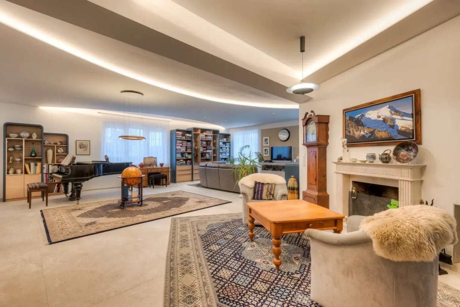 Wohnzimmer mit beeindruckendem Lichtkonzept