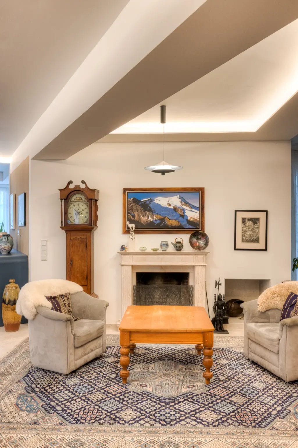 Wohnzimmer mit offenem Kamin